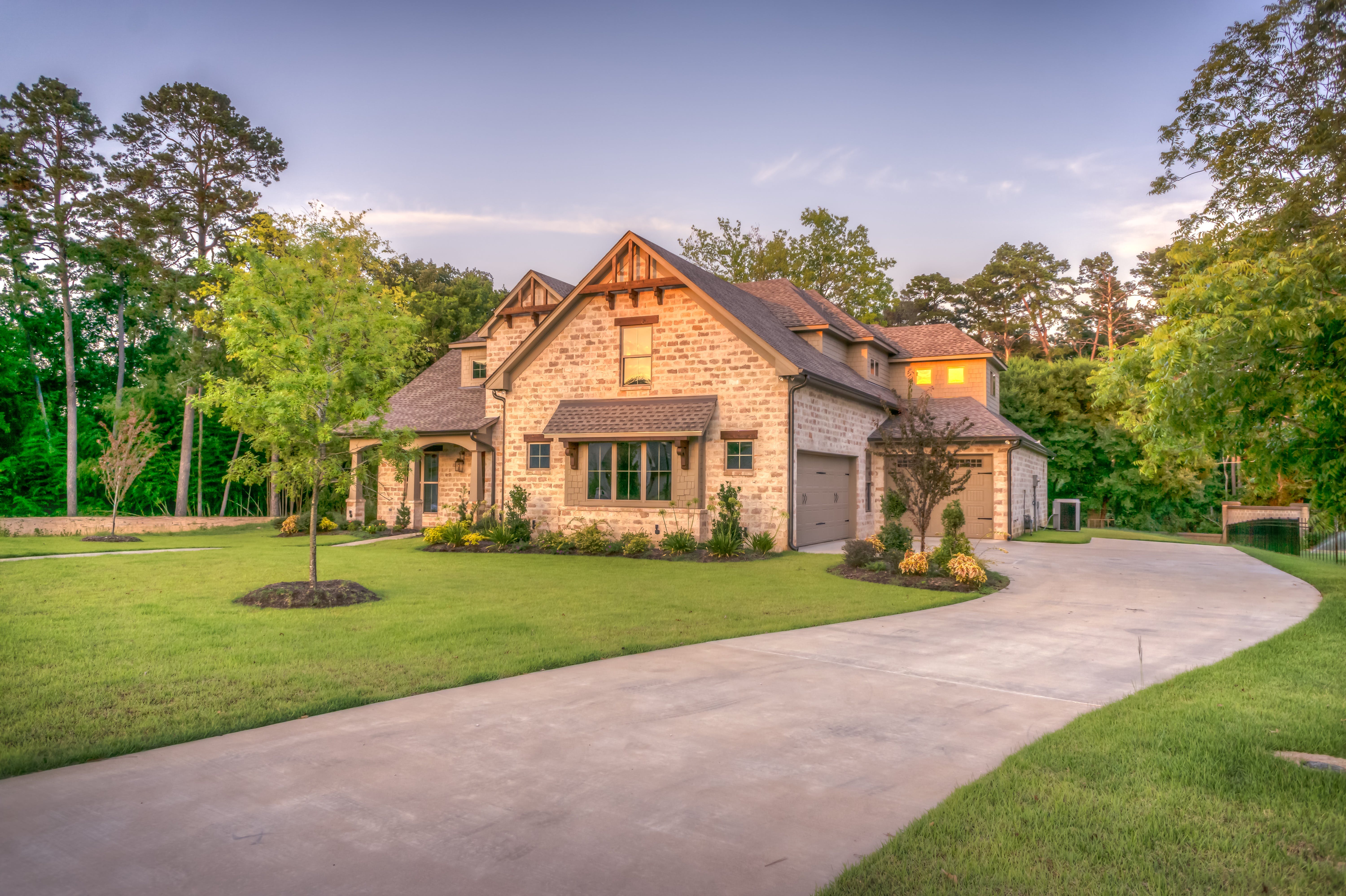 5 reasons why flagstone walkways boost the curb appeal of your home